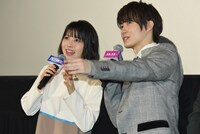 中継カメラを見る浜辺美波（左）、神木隆之介（右）。