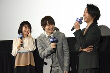 左から浜辺美波、神木隆之介、中村倫也。