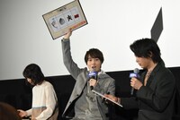 1問目に正解した神木隆之介（中央）。