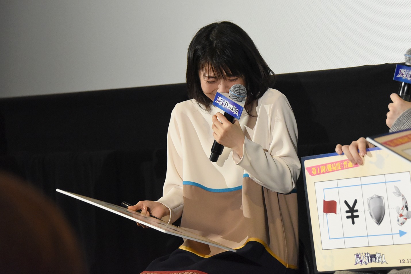1問目が解けず悔しがる浜辺美波。