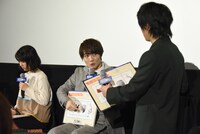 中村倫也（右）に解答の解説をする神木隆之介（中央）。