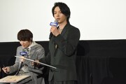 問題が解けず起立する中村倫也。
