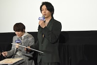 問題が解けず起立する中村倫也。