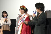 マントを着せられる神木隆之介（中央）。