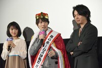 左から浜辺美波、神木隆之介、中村倫也。