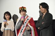 左から浜辺美波、神木隆之介、中村倫也。