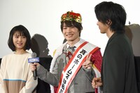 左から浜辺美波、神木隆之介、中村倫也。