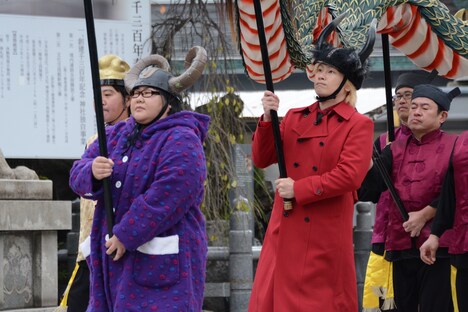 龍踊りをしながら登場する安藤なつ（左）とカズレーザー（右）。