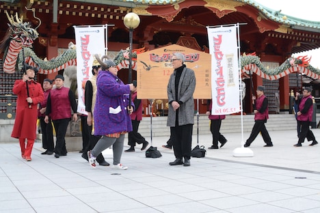 龍踊りを見つめる松重豊（中央）。