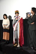 左から浜辺美波、神木隆之介、中村倫也。