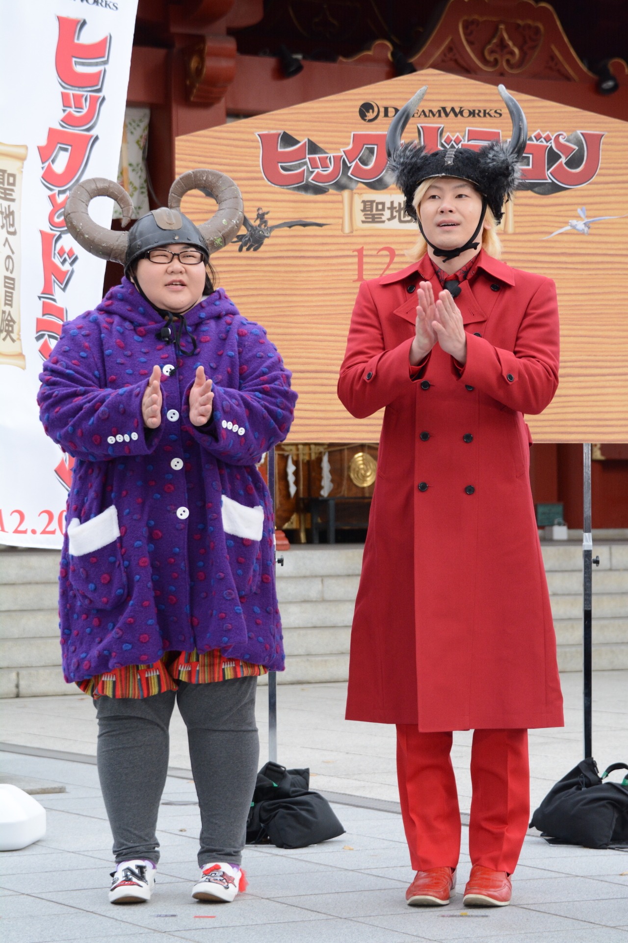 左から安藤なつ、カズレーザー。