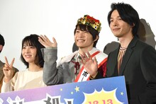 左から浜辺美波、神木隆之介、中村倫也。