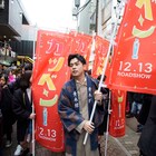 成田凌が“スタートの地”原宿・竹下通りで「カツベン!」アピール