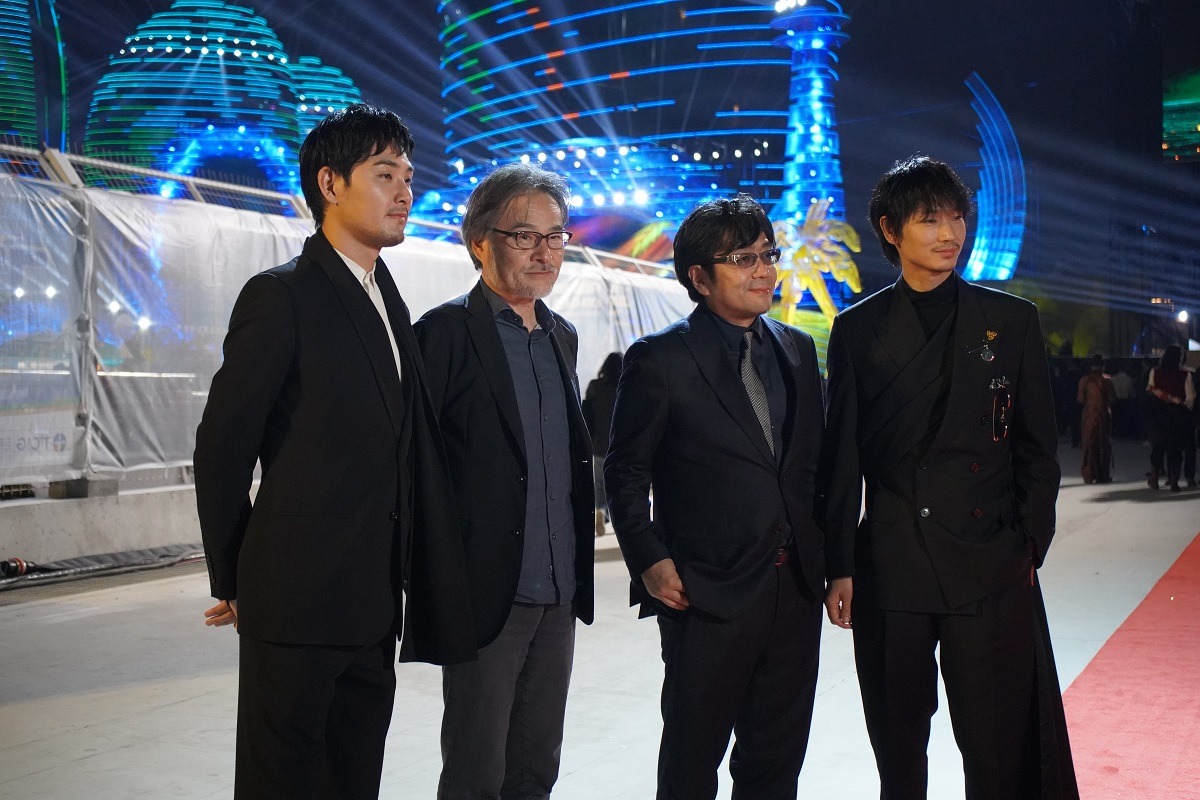 第2回海南島国際映画祭でマスタークラスを行った黒沢清（中央左）と、松田龍平（左端）、大友啓史（中央右）、綾野剛（右端）。