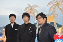左から松田龍平、綾野剛、大友啓史。