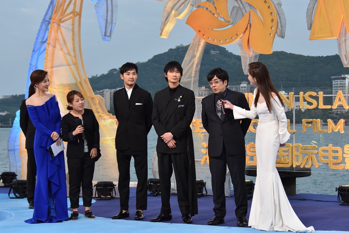 左から3人目より松田龍平、綾野剛、大友啓史、