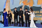 左から3人目より松田龍平、綾野剛、大友啓史、
