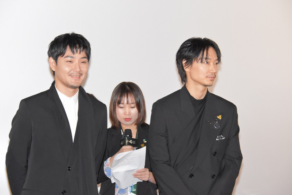 左から松田龍平、綾野剛。