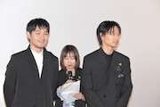 左から松田龍平、綾野剛。