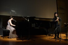 パフォーマンス中のコトリンゴ（左）。