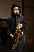 「この世界の（さらにいくつもの）片隅に」スペシャルライブに参加した、サックス奏者の副田整歩。