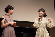 コトリンゴ（左）に感想を伝えるのん（右）。