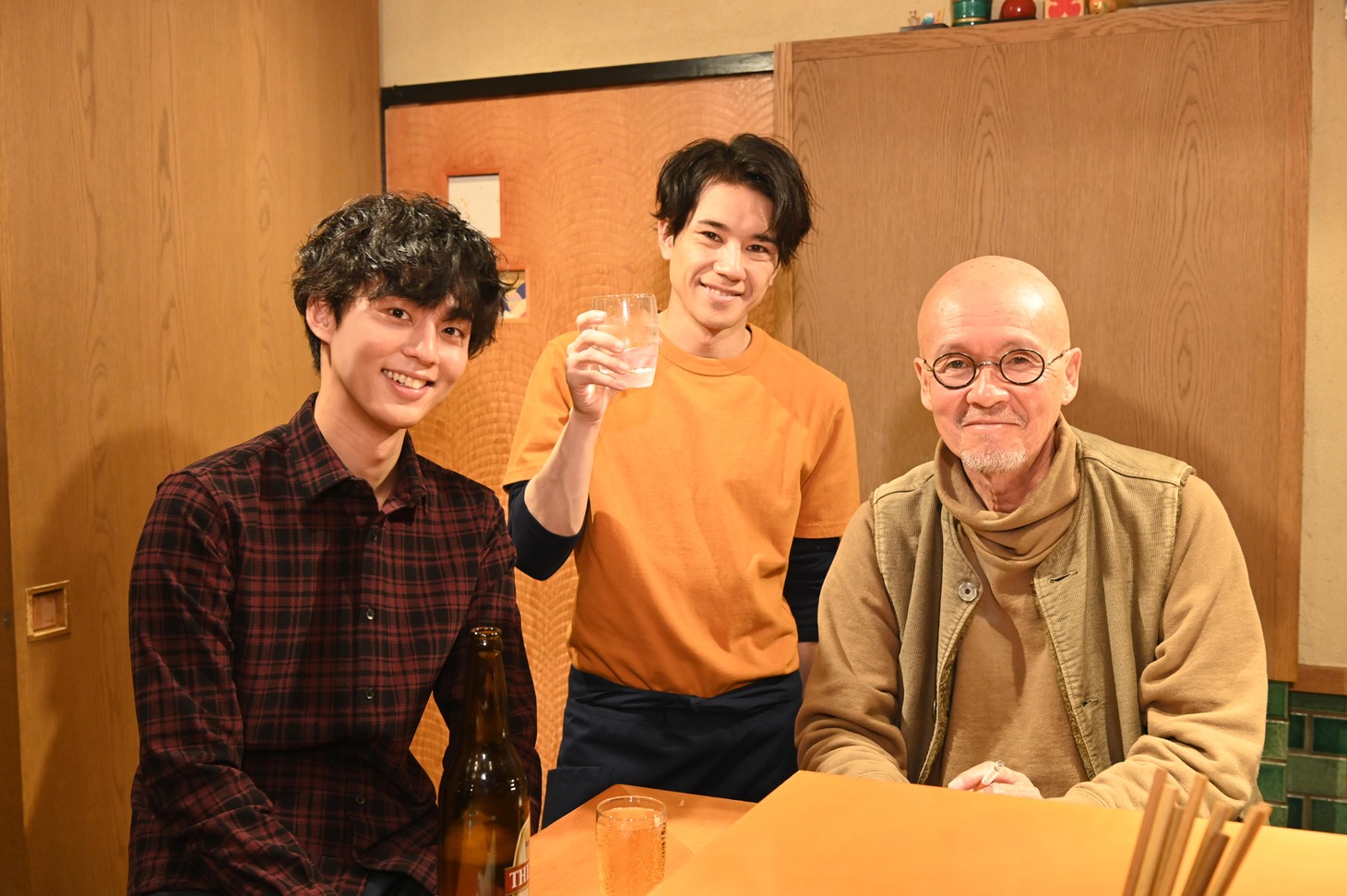 左から藤ヶ谷太輔、五関晃一、火野正平。