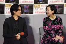 左から池松壮亮、坂井真紀。