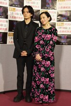 左から池松壮亮、坂井真紀。