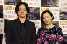 「横溝正史短編集II」試写会の様子。左から池松壮亮、坂井真紀。