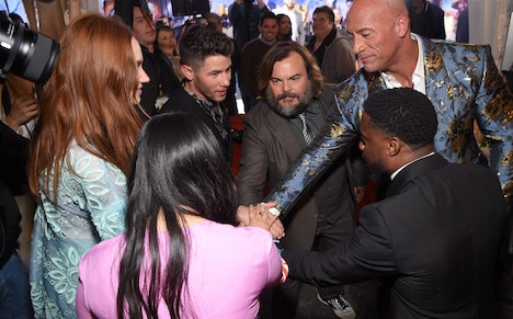 円陣を組むキャストたち。