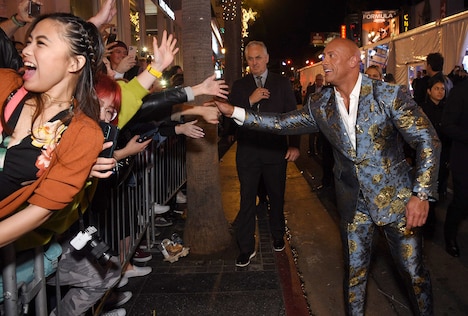 ファンと交流するドウェイン・ジョンソン。