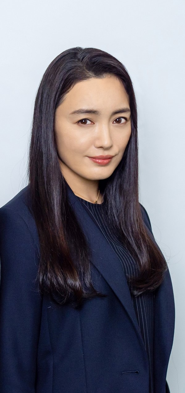 鮫島冴子役の仲間由紀恵。