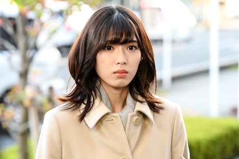 白石聖演じる佐島あずさ。