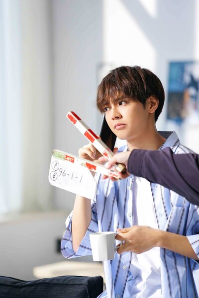 「午前0時、キスしに来てよ」メイキング写真より、片寄涼太。