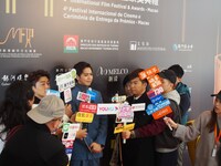 第4回マカオ国際映画祭のレッドカーペットに参加した片寄涼太（中央）。