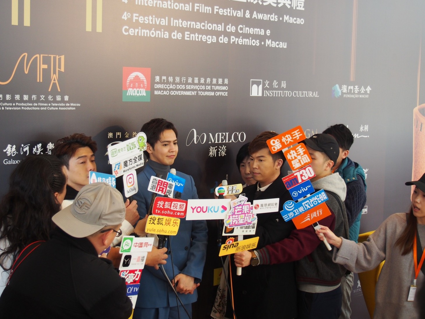 第4回マカオ国際映画祭のレッドカーペットに参加した片寄涼太（中央）。