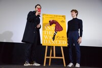 観客を撮るレヴァン・アキン（左）。