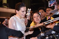 サインをするデイジー・リドリー。