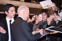 サインをするアンソニー・ダニエルズ。