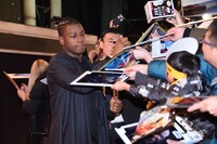 サインをするジョン・ボイエガ。