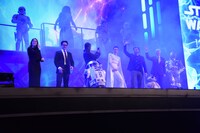 キャスト・スタッフがステージに登場した際の様子。