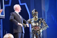 左からアンソニー・ダニエルズ、C-3PO。