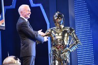 左からアンソニー・ダニエルズ、C-3PO。