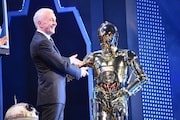 左からアンソニー・ダニエルズ、C-3PO。