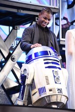 R2-D2に手を添えるジョン・ボイエガ。