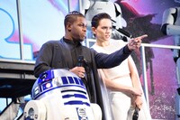 何かを指差すジョン・ボイエガ（左）とその先を見るデイジー・リドリー（右）。