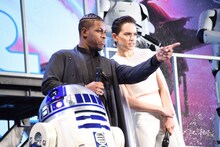 何かを指差すジョン・ボイエガ（左）とその先を見るデイジー・リドリー（右）。