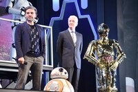 奥左からオスカー・アイザック、アンソニー・ダニエルズ、C-3PO。手前はBB-8。