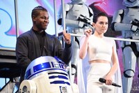左からジョン・ボイエガ、デイジー・リドリー。